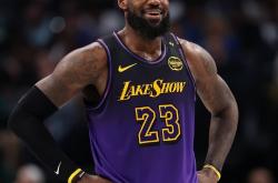 一号娱乐关于詹姆斯迎来十赛季出色发挥，C9观众热烈欢呼！赛场气氛高涨的信息