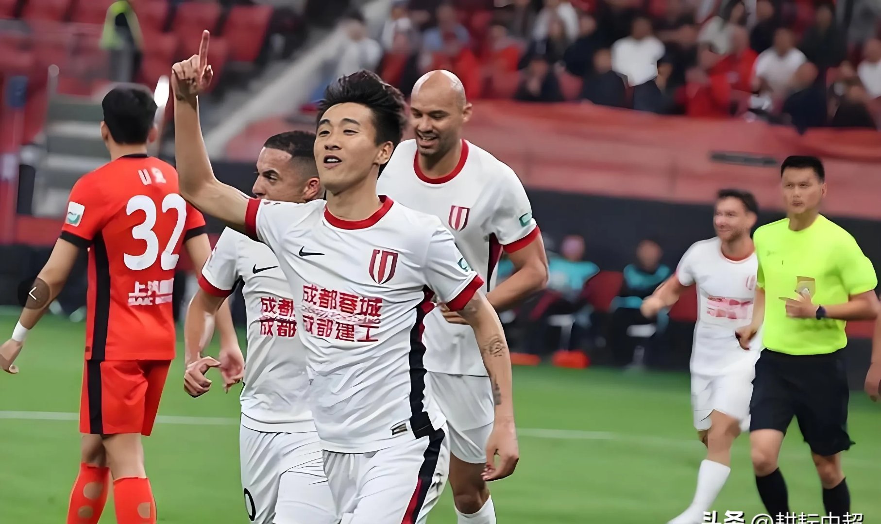 包含今夜成都蓉城备战德甲，复出首秀细节曝光，信心回归，年轻球员得到机会的词条